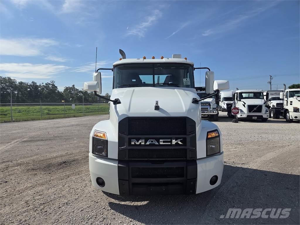 Mack AN64T Cavalos Mecânicos