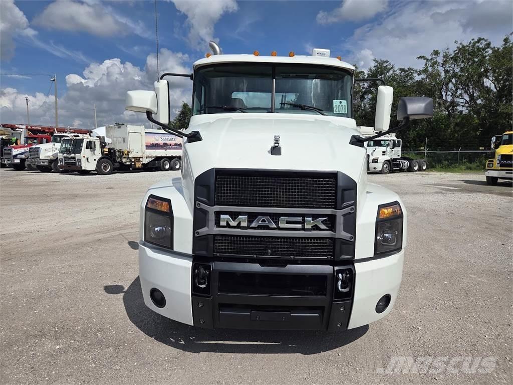Mack AN64T Cavalos Mecânicos