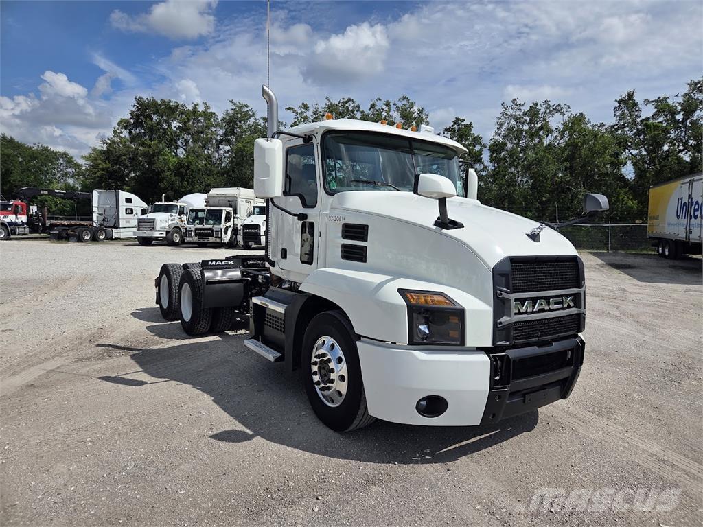 Mack AN64T Cavalos Mecânicos