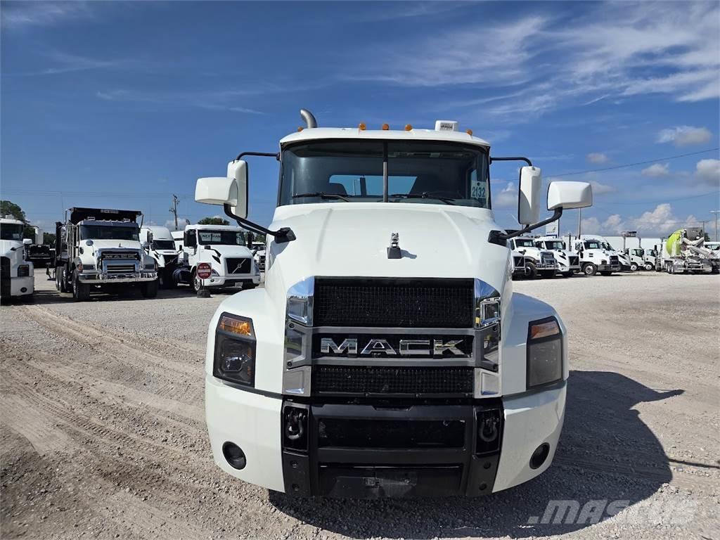 Mack AN64T Cavalos Mecânicos