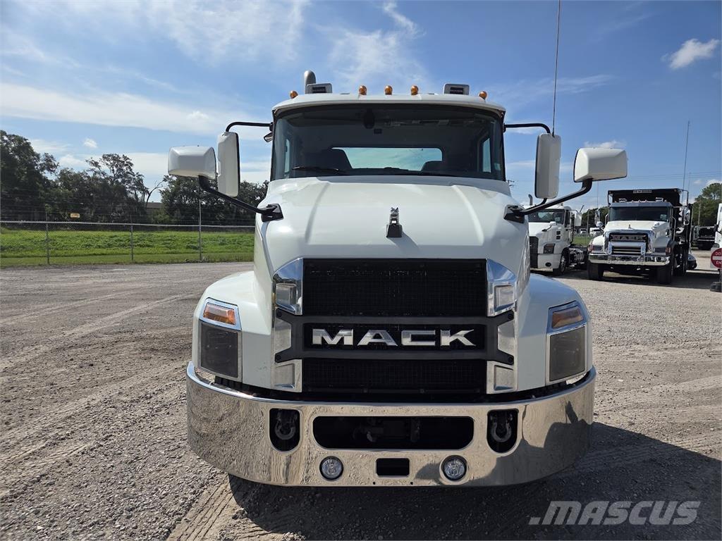Mack AN64T Cavalos Mecânicos