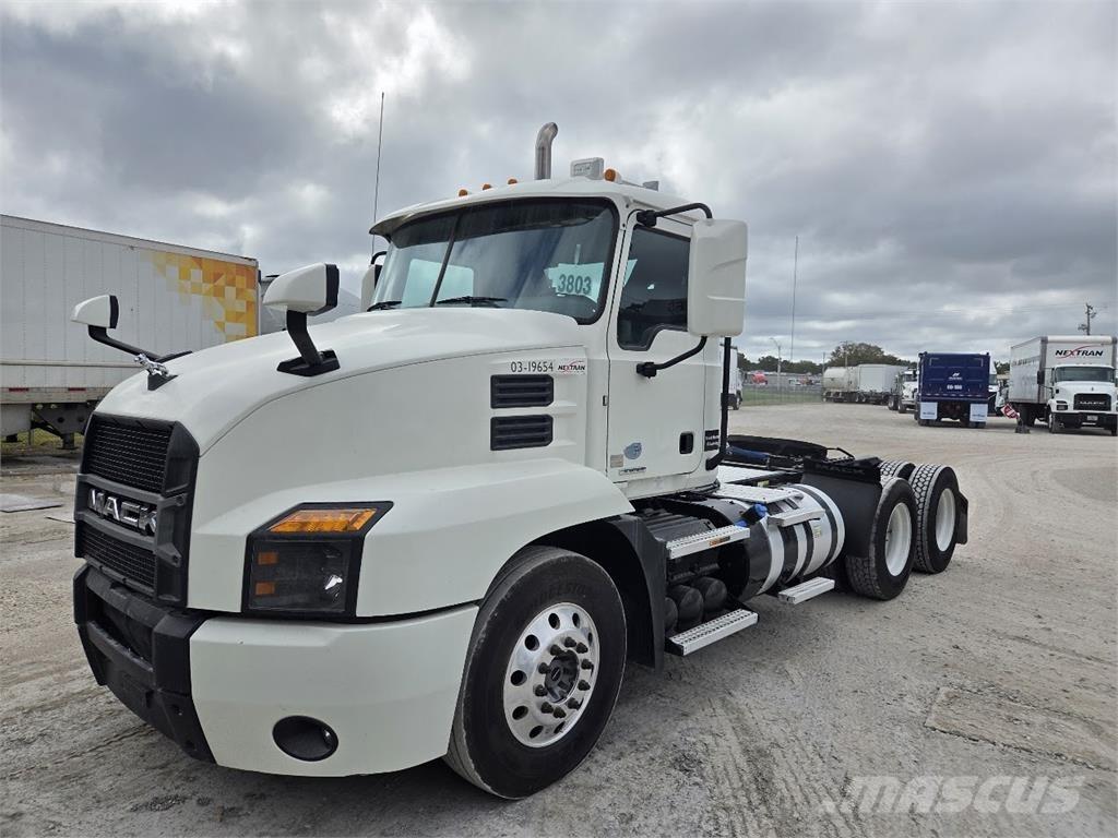 Mack AN64T Cavalos Mecânicos
