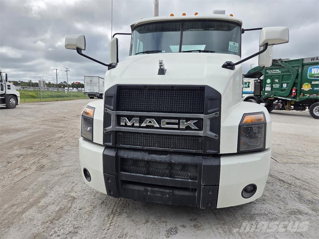 Mack AN64T Cavalos Mecânicos