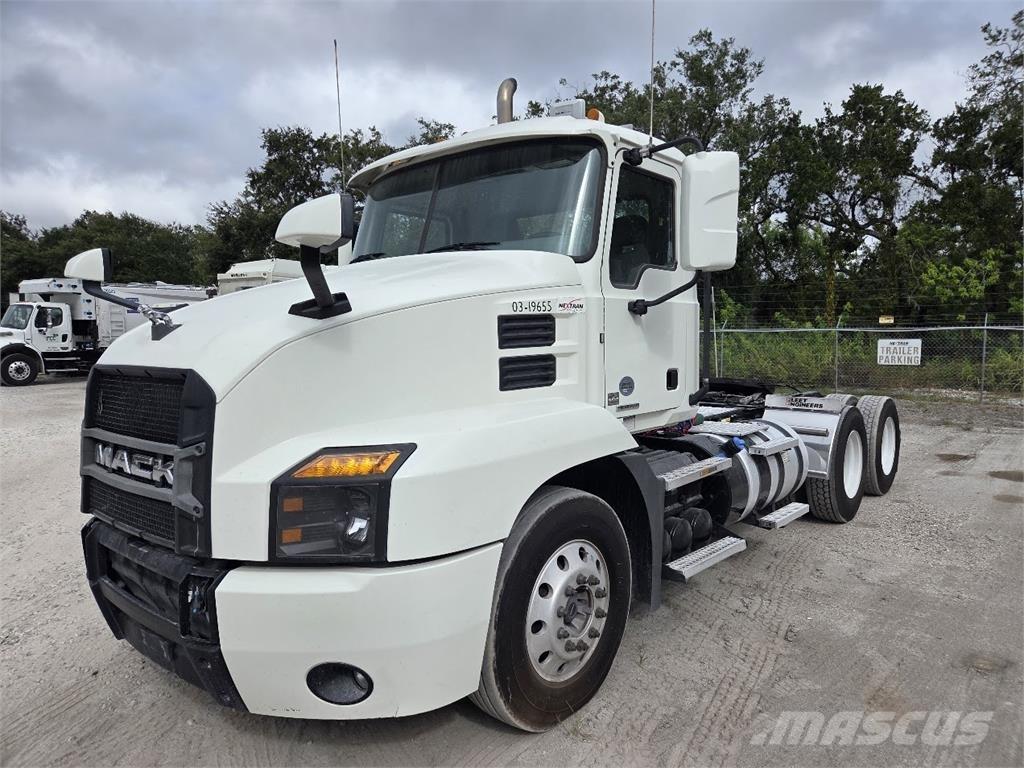 Mack AN64T Cavalos Mecânicos
