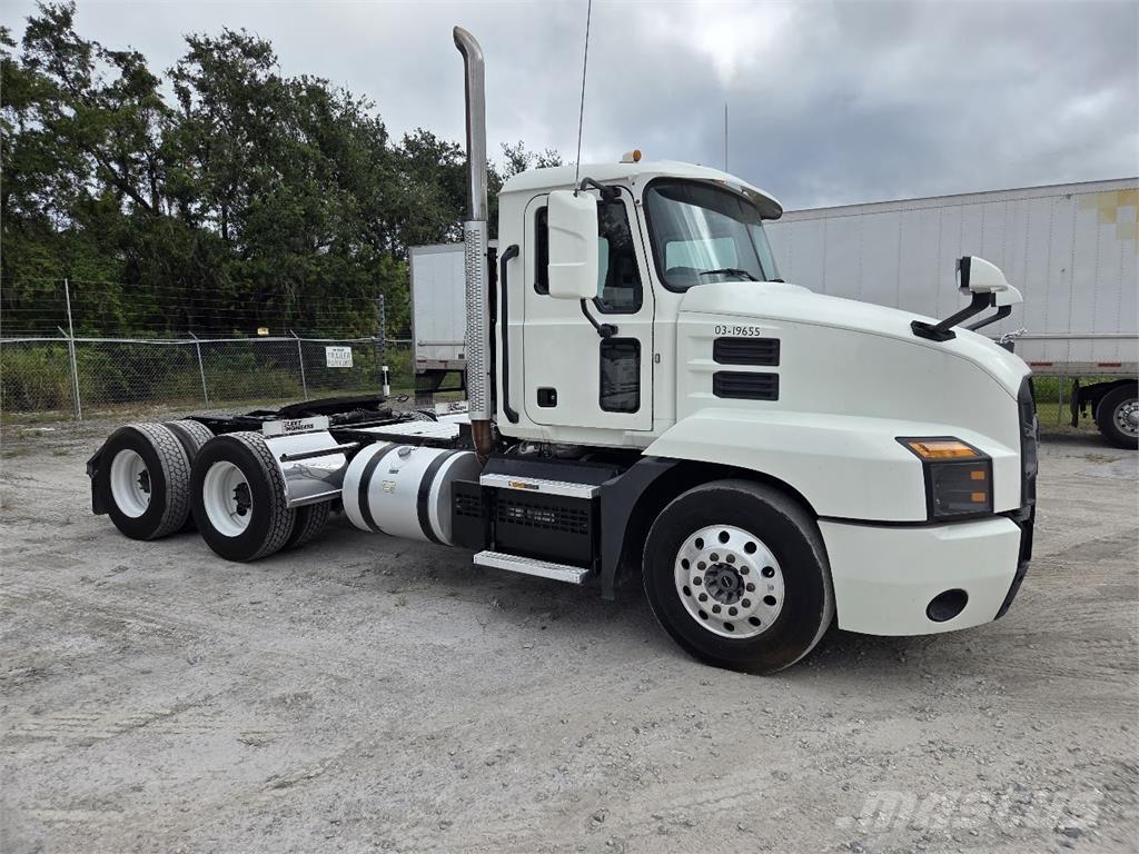 Mack AN64T Cavalos Mecânicos