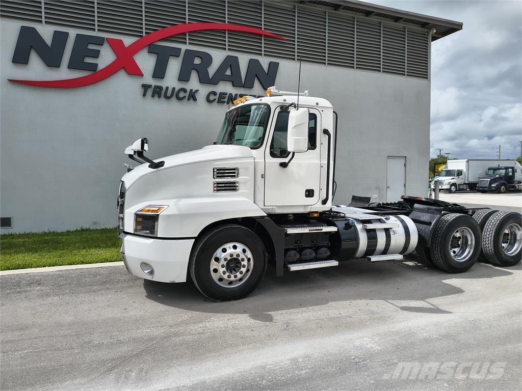 Mack AN64T Cavalos Mecânicos