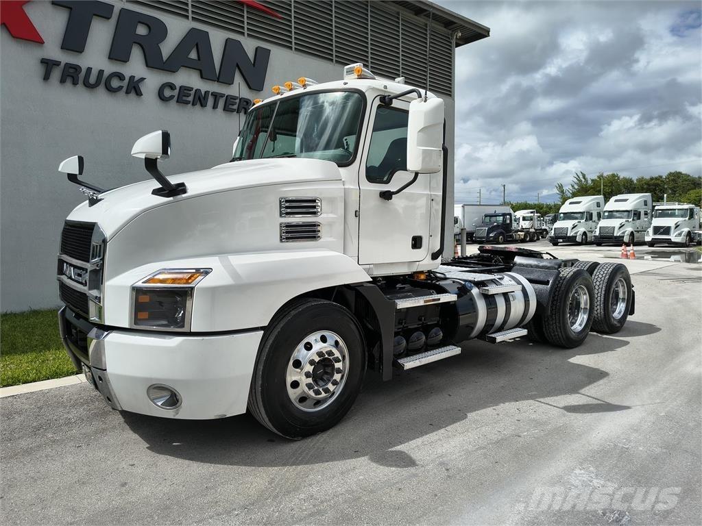 Mack AN64T Cavalos Mecânicos