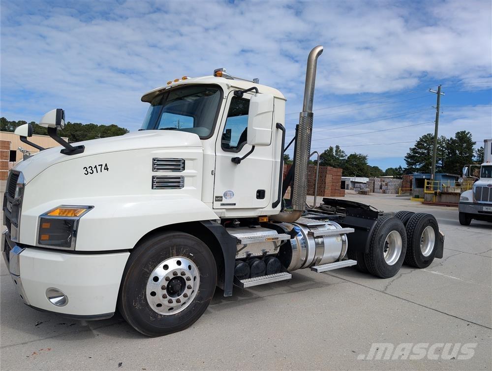 Mack AN64T Cavalos Mecânicos