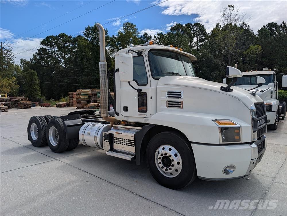 Mack AN64T Cavalos Mecânicos