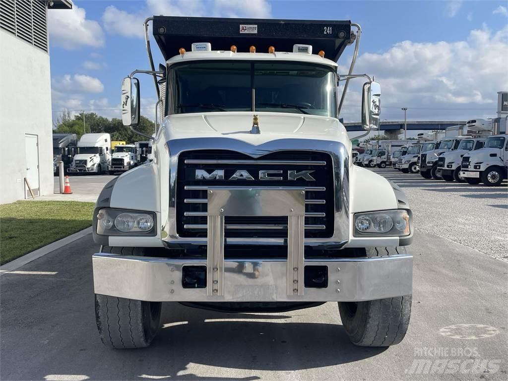 Mack GR64F Camiões basculantes