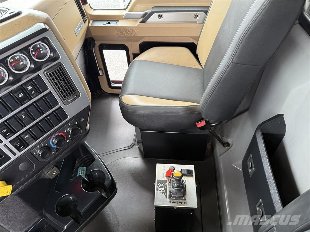 Mack GR64F Camiões basculantes