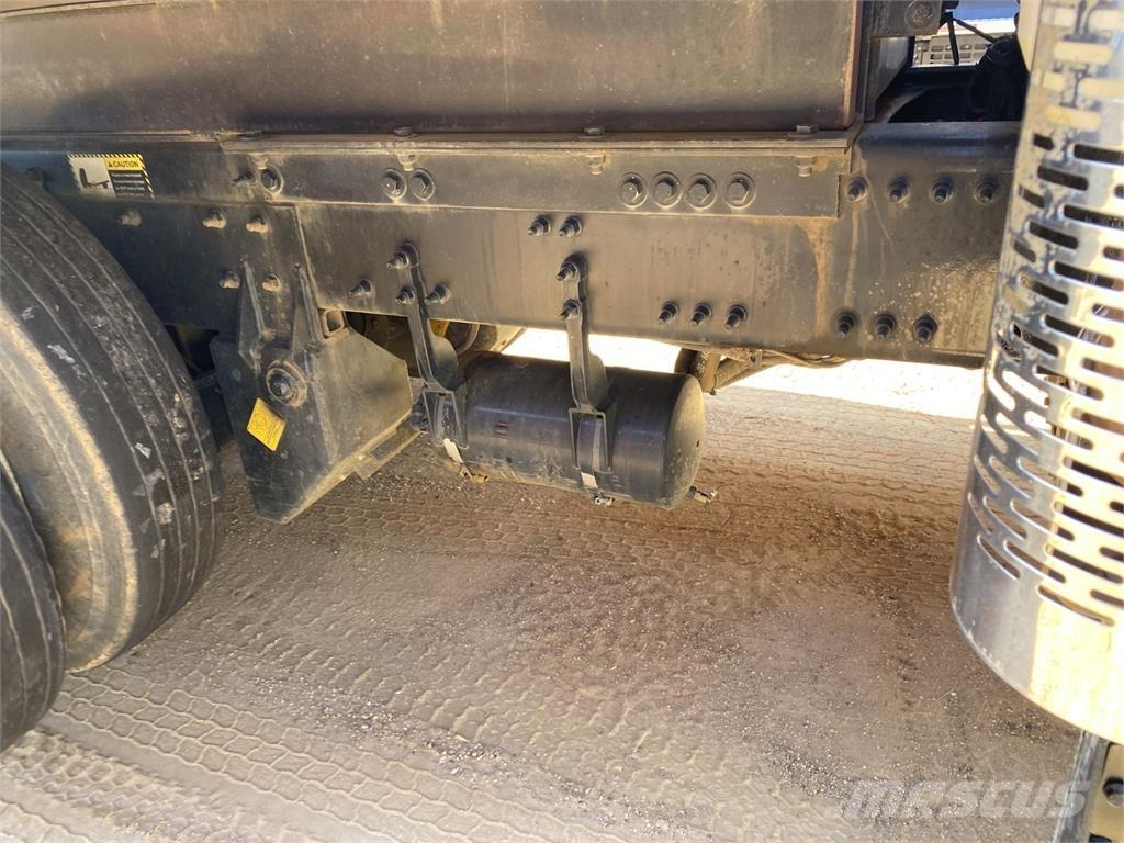 Mack GR64F Camiões basculantes
