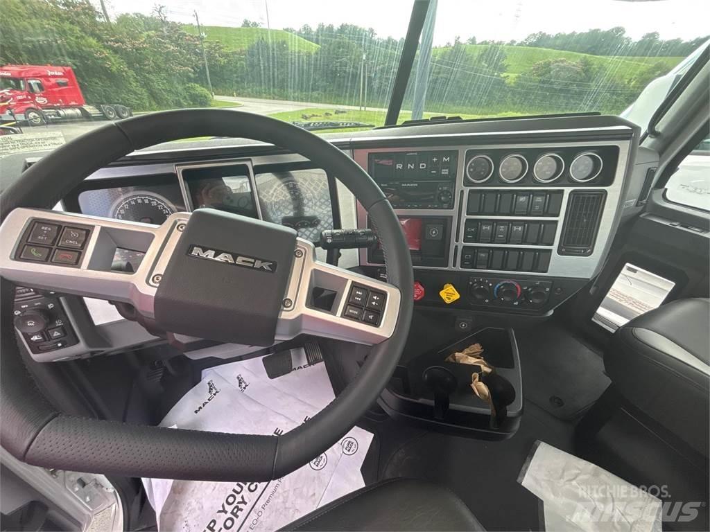 Mack GR64FT Cavalos Mecânicos