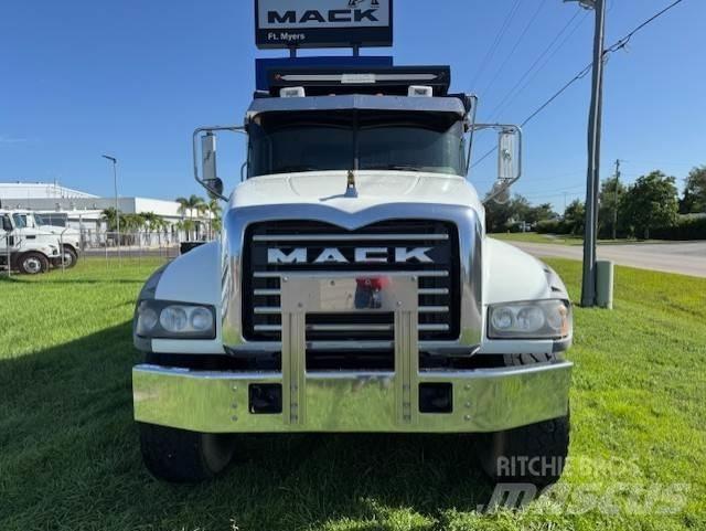 Mack GU713 Cavalos Mecânicos
