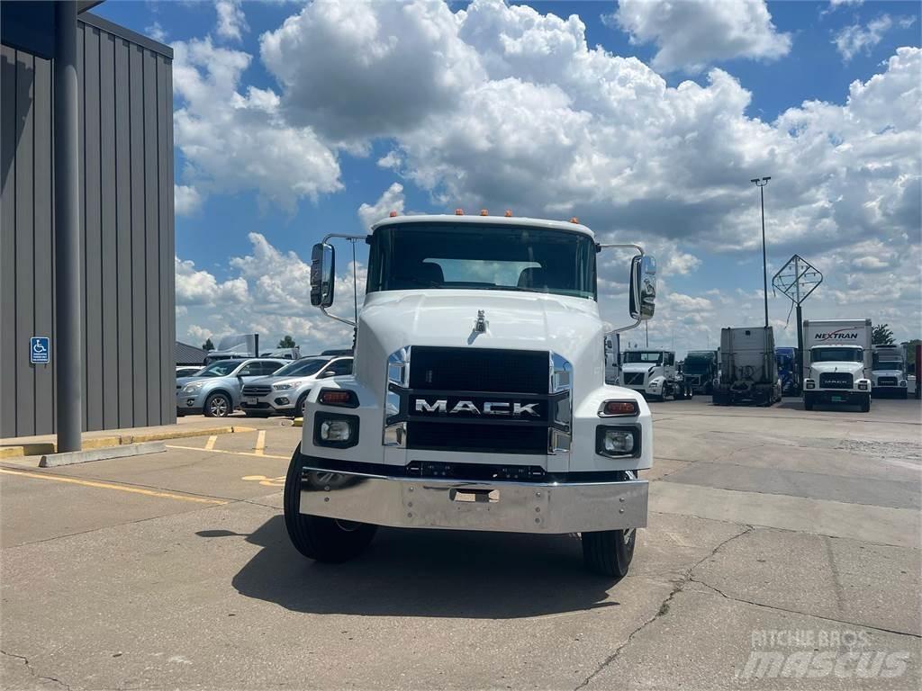 Mack MD742 Camiões de chassis e cabine