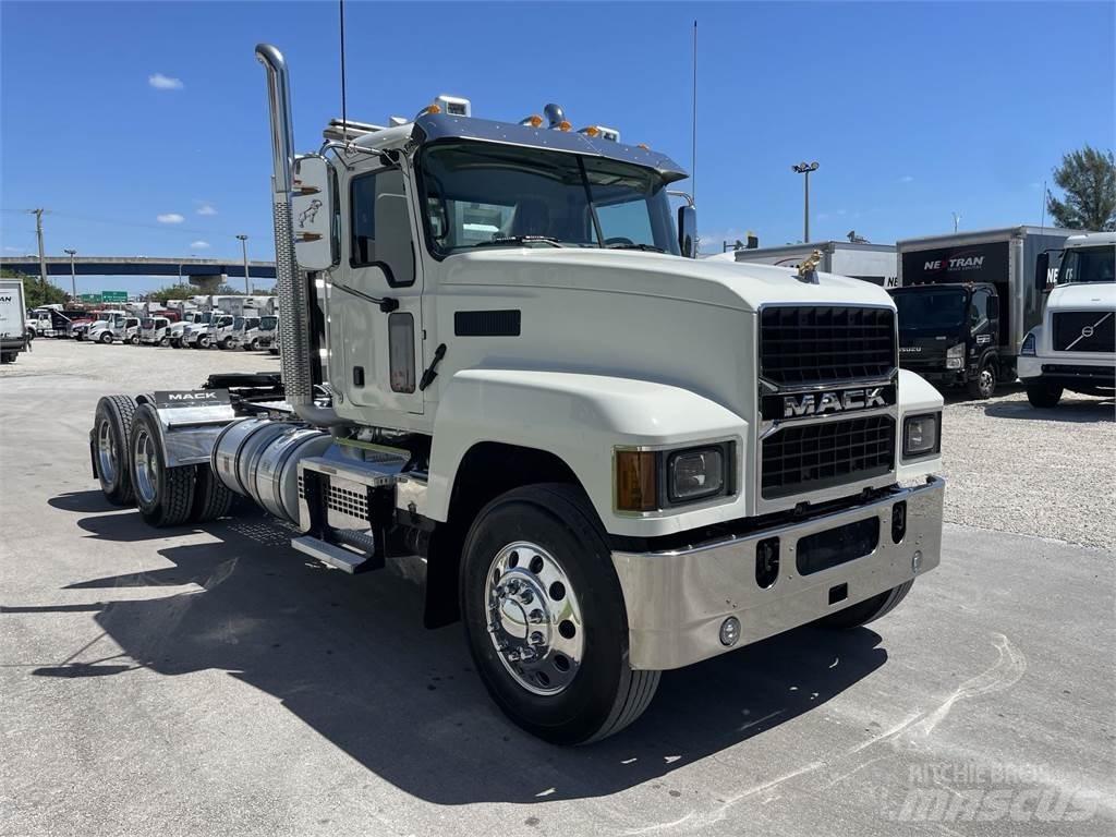 Mack PI64T Cavalos Mecânicos