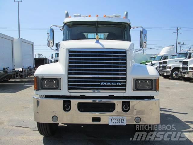 Mack PI64T Cavalos Mecânicos