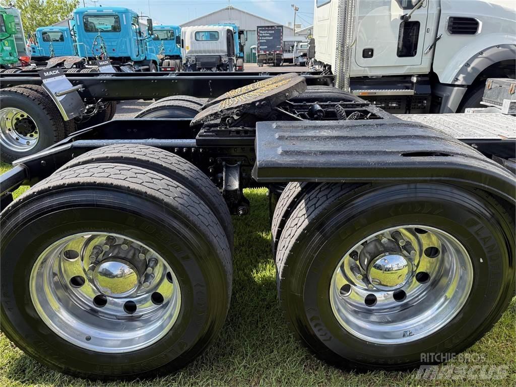 Mack PI64T Cavalos Mecânicos