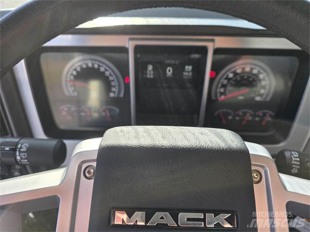 Mack PI64T Cavalos Mecânicos