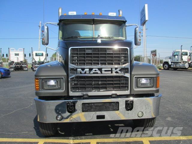 Mack PI64T Cavalos Mecânicos