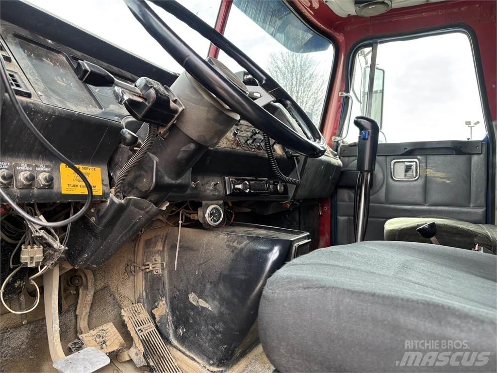 Volvo WG64T Camiões basculantes