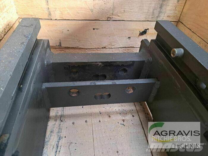 CLAAS ANHÄNGEBOCK Outra maquinaria e acessórios para gado