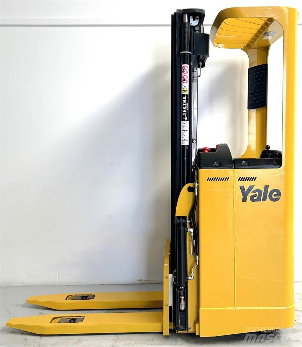Yale SMS12S Self propelled stackers