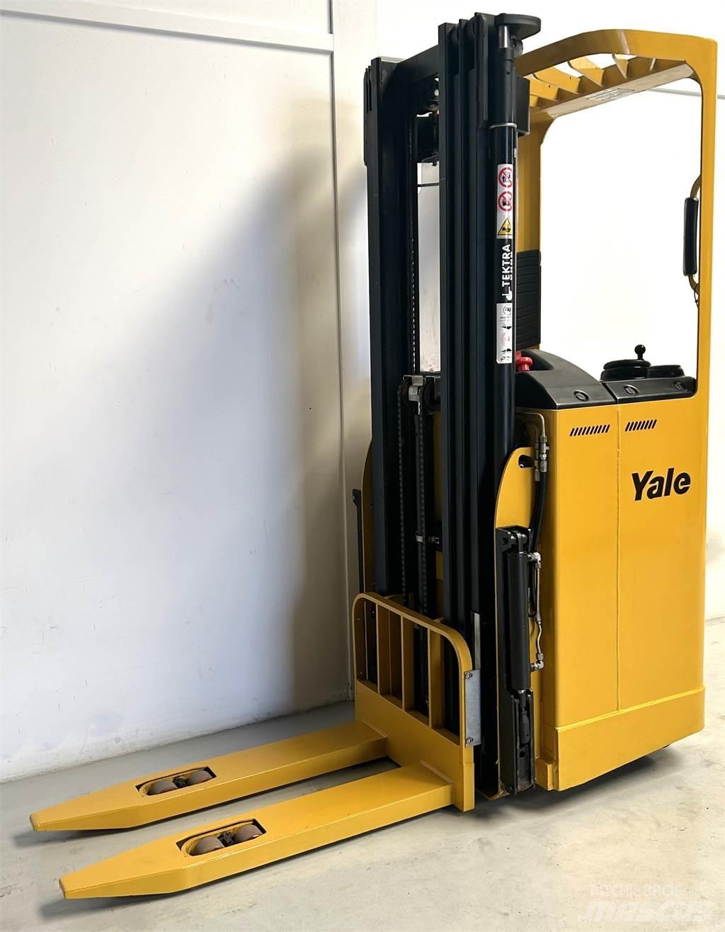 Yale SMS12S Self propelled stackers