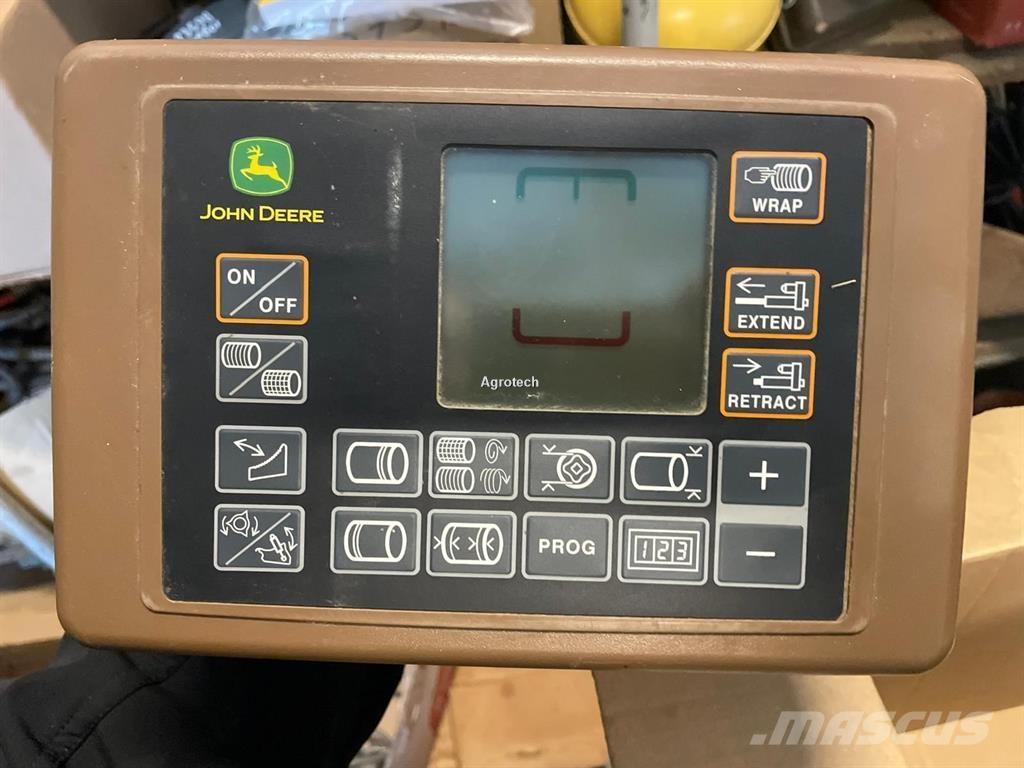 John Deere V451M Enfardadeira de rolos