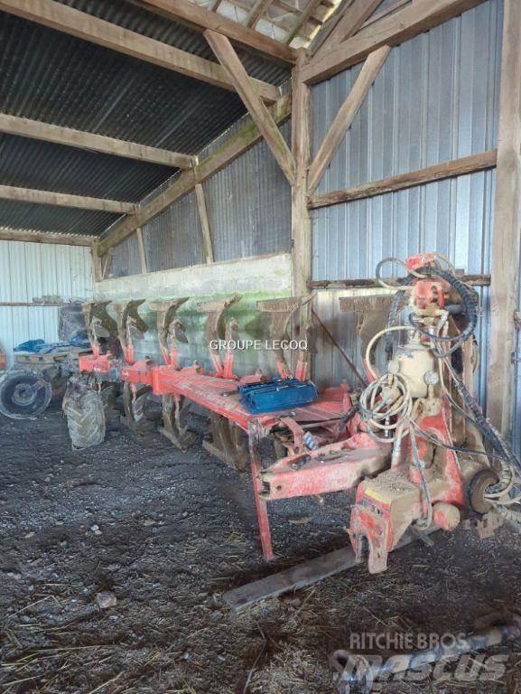 Kuhn VM 180 Charruas convencionais