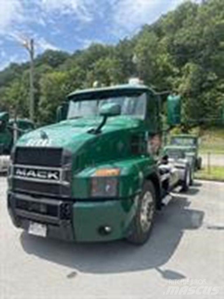 Mack AN64T Cavalos Mecânicos