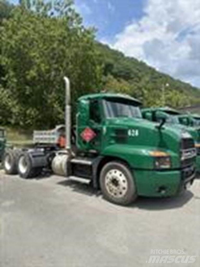 Mack AN64T Cavalos Mecânicos