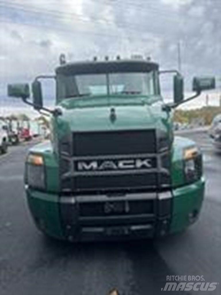 Mack AN64T Cavalos Mecânicos