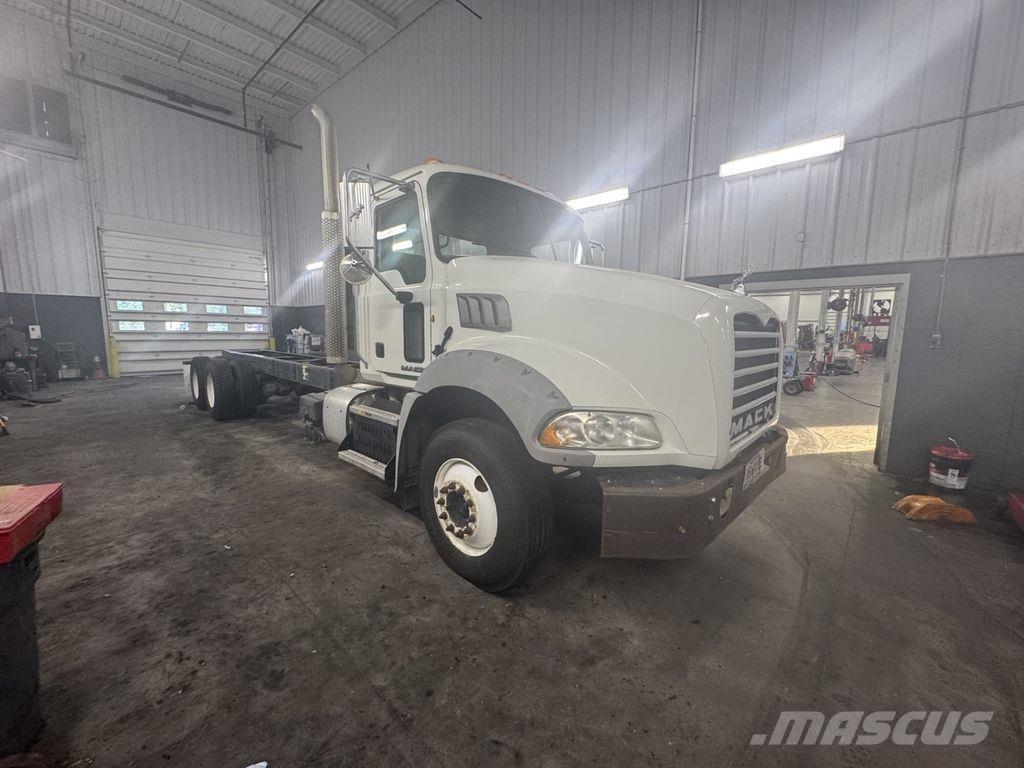 Mack GU813 Camiões de chassis e cabine
