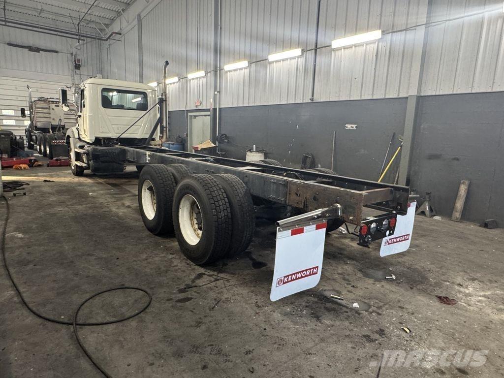 Mack GU813 Camiões de chassis e cabine