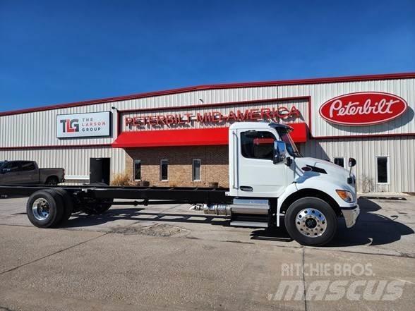 Peterbilt 536 Camiões de chassis e cabine
