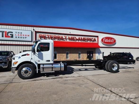 Peterbilt 536 Camiões de chassis e cabine