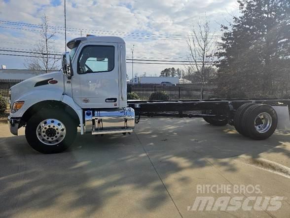 Peterbilt 536 Camiões de chassis e cabine