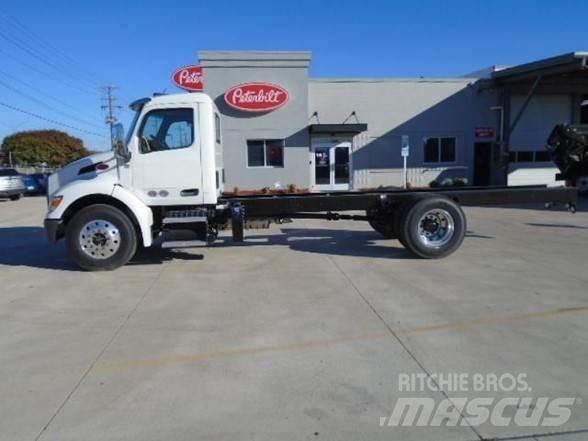 Peterbilt 536 Camiões de chassis e cabine
