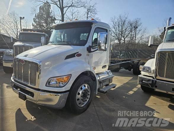 Peterbilt 536 Camiões de chassis e cabine