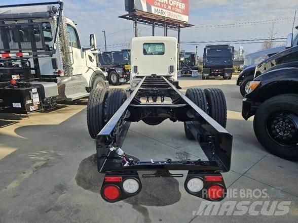 Peterbilt 536 Camiões de chassis e cabine