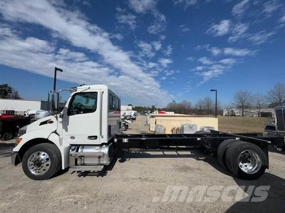 Peterbilt 536 Camiões de chassis e cabine