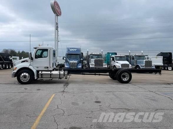 Peterbilt 536 Camiões de chassis e cabine