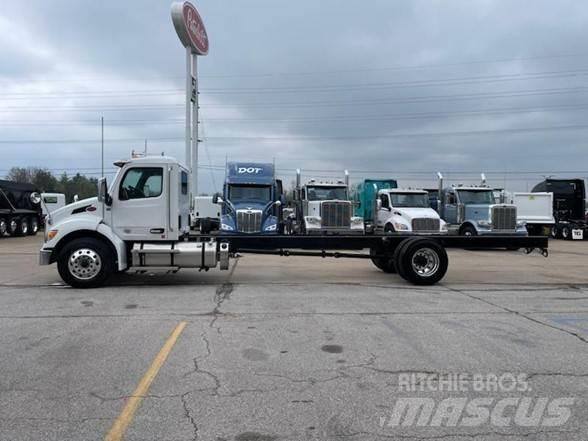 Peterbilt 536 Camiões de chassis e cabine