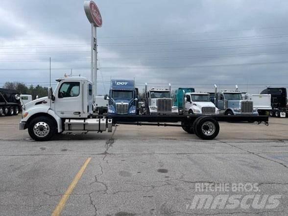 Peterbilt 536 Camiões de chassis e cabine
