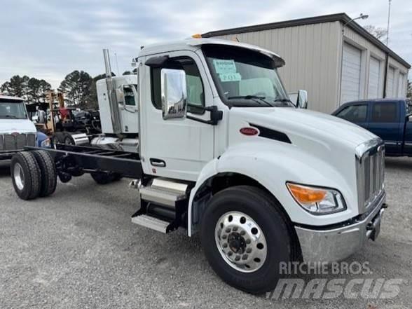 Peterbilt 537 Camiões de chassis e cabine