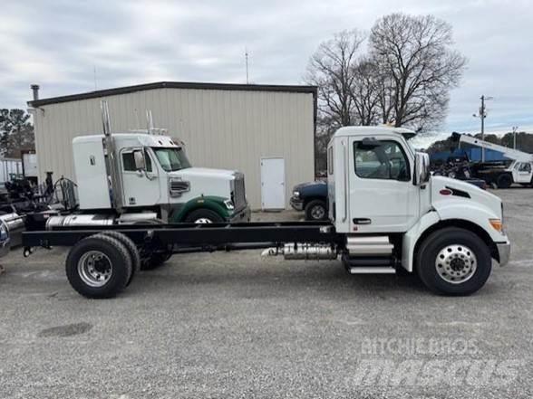 Peterbilt 537 Camiões de chassis e cabine