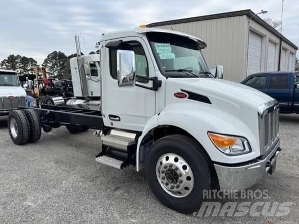 Peterbilt 537 Camiões de chassis e cabine