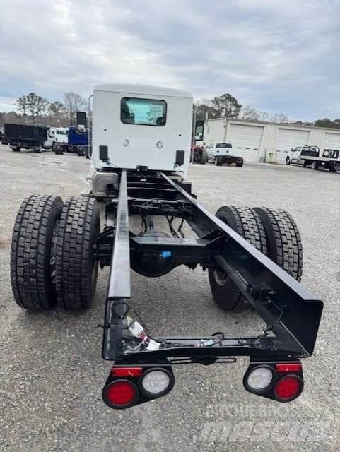 Peterbilt 537 Camiões de chassis e cabine