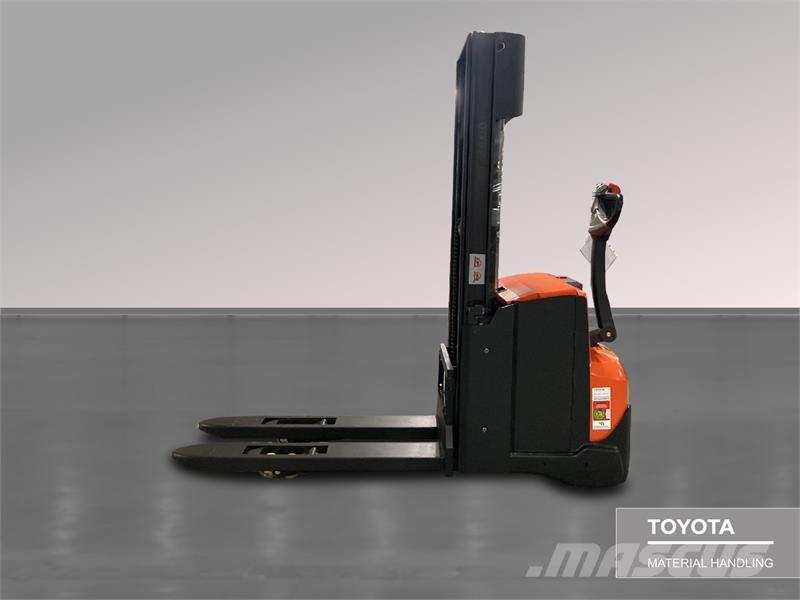 BT SWE120L Empilhador para operador externo